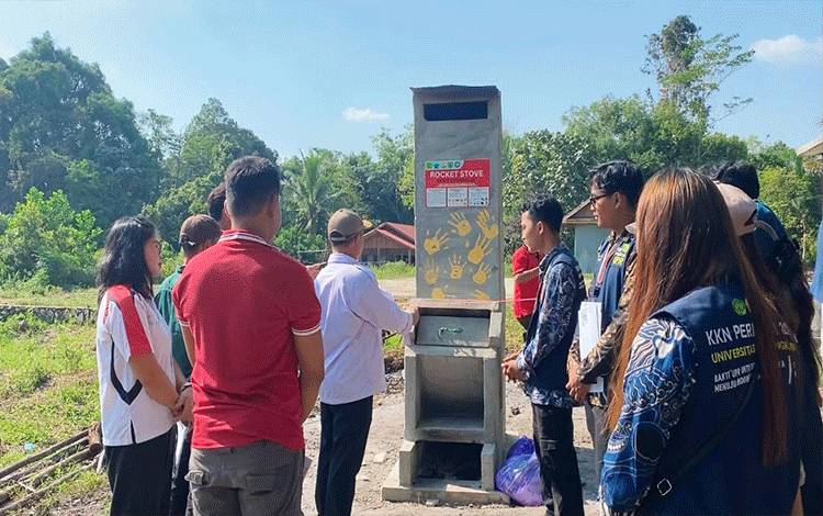 Mahasiswa KKN UPR Bangun Rocket Stove, Solusi Pengelolaan Sampah di Desa Gumpa