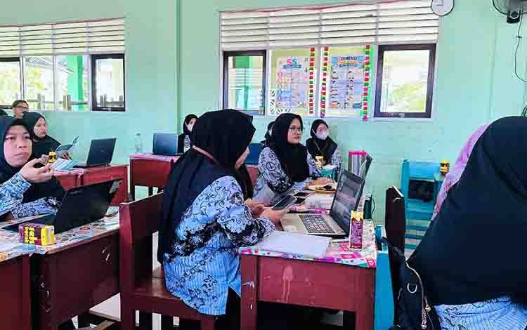 Guru Tiara Az-Zahra Antusias Belajar Membuat Video Pembelajaran dengan AI