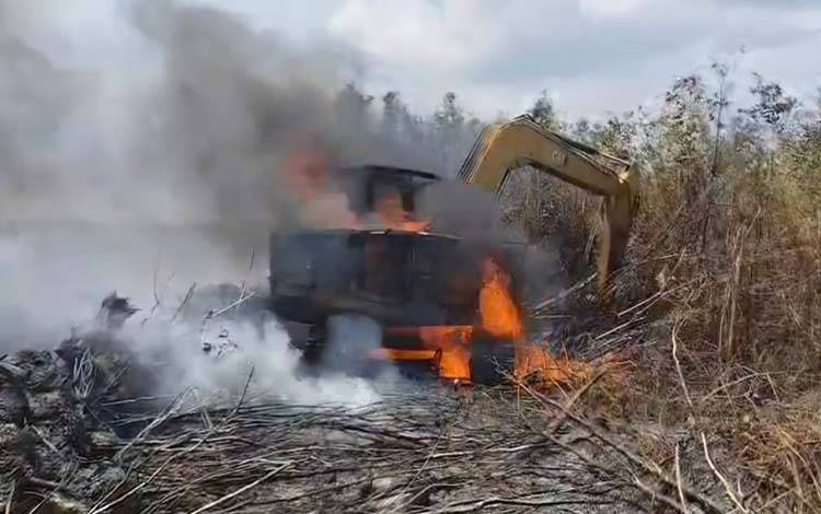 Ekskavator DPKP Kotim Terbakar Saat Karhutla di Mentaya Hilir Utara